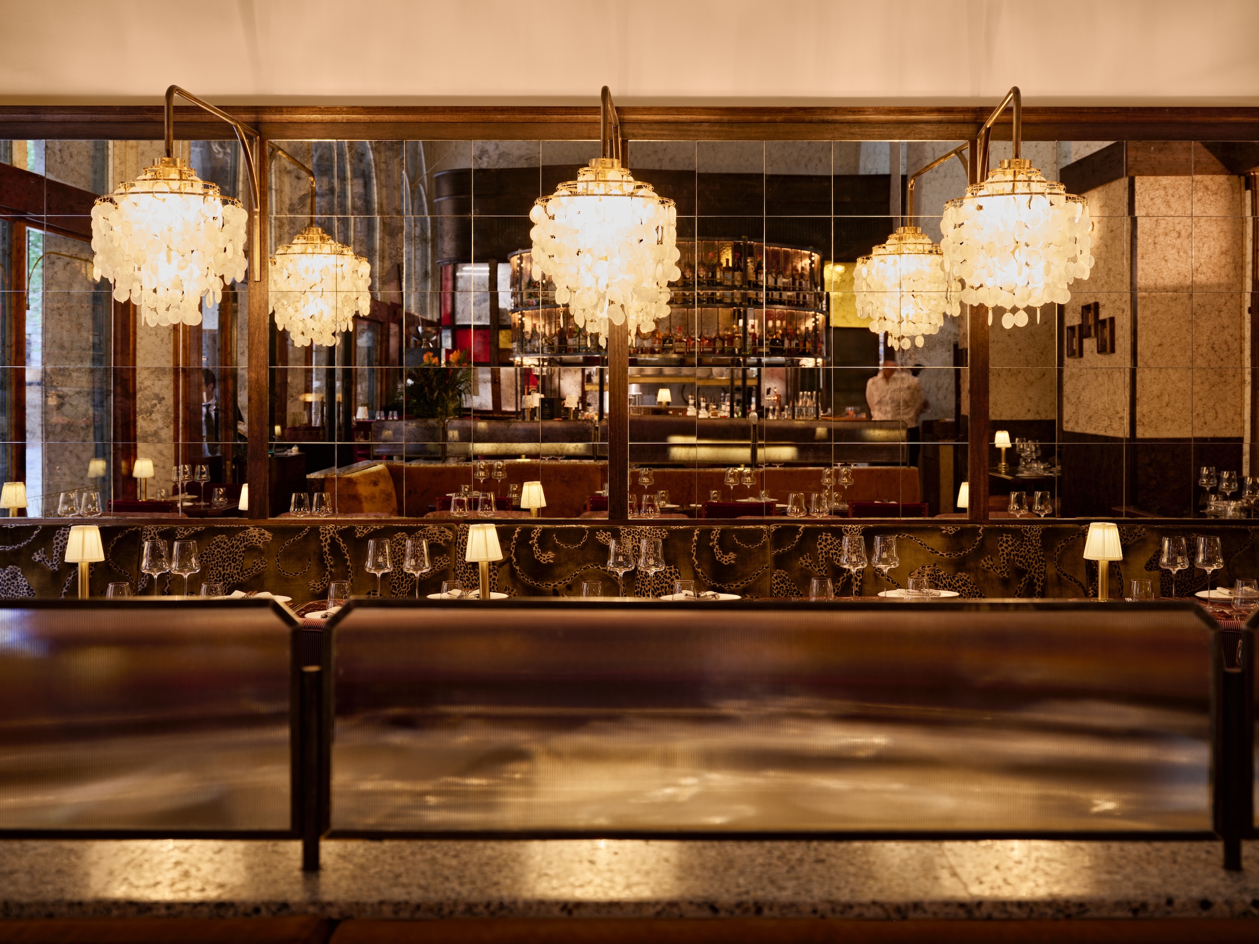 Epula dining room with chandeliers and mirrored bar